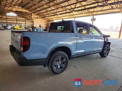 Trzecie zdjęcie samochodu z tyłu: 2026 HONDA RIDGELINE TRAIL SPORT VIN:5FPYK3F67TB029583 - miniatura