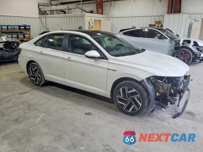 Czwarte zdjęcie samochodu z boku: 2024 VOLKSWAGEN JETTA SEL VIN:3VWGM7BU6RM001706 - miniatura