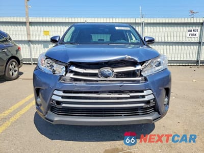 Piąte zdjęcie samochodu w środku: 2017 TOYOTA HIGHLANDER LE PLUS VIN:5TDBZRFH2HS427947 - miniatura