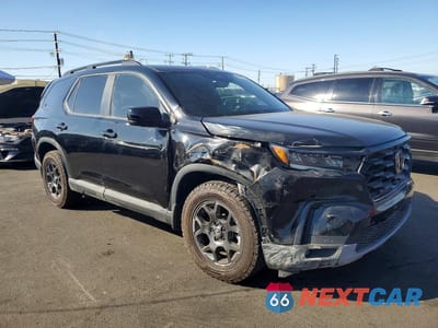 Czwarte zdjęcie samochodu z boku: 2023 HONDA PILOT TRAILSPORT VIN:5FNYG1H63PB056619 - miniatura