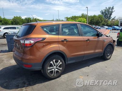 Trzecie zdjęcie samochodu z tyłu: 2017 FORD ESCAPE S VIN:1FMCU0F7XHUB15162 - miniatura