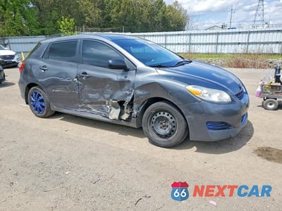 Czwarte zdjęcie samochodu z boku: 2010 TOYOTA MATRIX BASE VIN:2T1KU4EEXAC468043 - miniatura