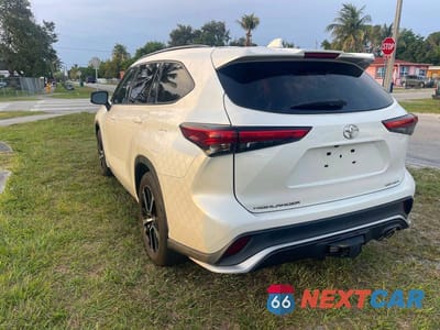 Trzecie zdjęcie samochodu z tyłu: 2021 TOYOTA HIGHLANDER XSE VIN:5TDJZRBH1MS132141 - miniatura