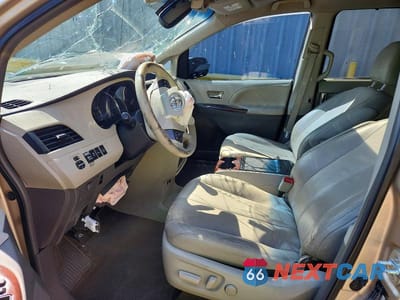 Zdjęcie 7 z 13 samochodu: 2014 TOYOTA SIENNA XLE 8-PASSENGER VIN:5TDYK3DC3ES517705 - miniatura