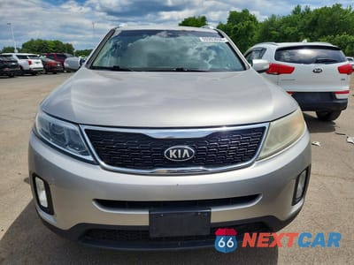 Piąte zdjęcie samochodu w środku: 2014 KIA SORENTO LX VIN:5XYKTDA65EG504071 - miniatura