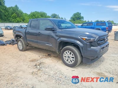 Czwarte zdjęcie samochodu z boku: 2025 TOYOTA TACOMA SR5 VIN:3TMLB5JN1SM128990 - miniatura