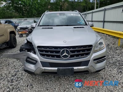Piąte zdjęcie samochodu w środku: 2015 MERCEDES-BENZ ML 350 4MATIC VIN:4JGDA5HB9FA503770 - miniatura