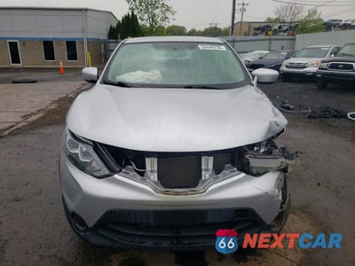 Piąte zdjęcie samochodu w środku: 2018 NISSAN ROGUE SPORT S VIN:JN1BJ1CR8JW208571 - miniatura