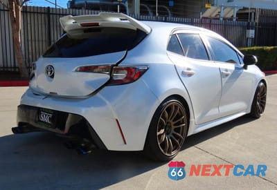 Trzecie zdjęcie samochodu z tyłu: 2021 TOYOTA COROLLA HATCHBACK XSE VIN:JTNA4MBE3M3129813 - miniatura