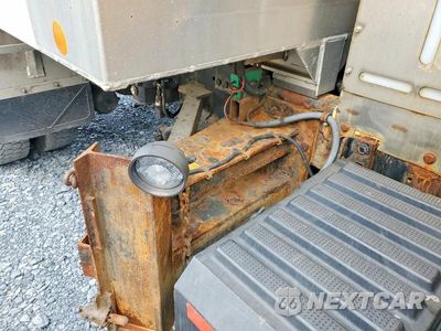 Zdjęcie 9 z 10 samochodu: 2016 INTERNATIONAL 7400 DUMP TRUCK VIN:1HTWDAARXGH135597 - miniatura