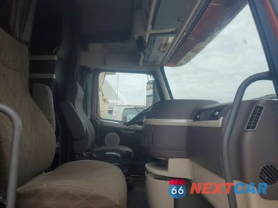 Piąte zdjęcie samochodu w środku: 2013 VOLVO VN VNL - SEMI TRUCK VIN:4V4NC9EH9DN140433 - miniatura