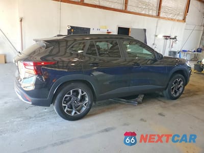 Trzecie zdjęcie samochodu z tyłu: 2024 CHEVROLET TRAX 1LT VIN:KL77LHE2XRC079409 - miniatura