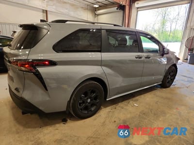 Trzecie zdjęcie samochodu z tyłu: 2026 TOYOTA SIENNA WOODLAND EDITION VIN:5TDCSKFC6TS247576 - miniatura