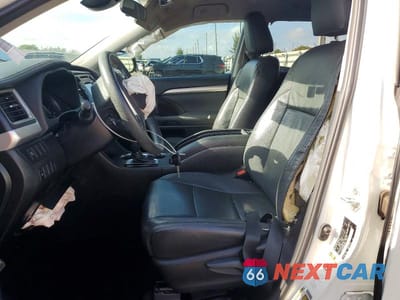 Zdjęcie 7 z 13 samochodu: 2019 TOYOTA HIGHLANDER LE VIN:5TDZARFH5KS060135 - miniatura