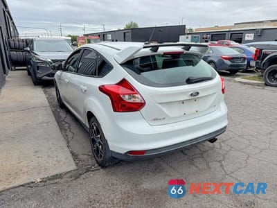 Trzecie zdjęcie samochodu z tyłu: 2012 FORD FOCUS SE VIN:1FAHP3K24CL295305 - miniatura