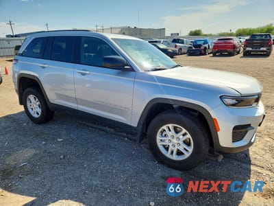 Czwarte zdjęcie samochodu z boku: 2025 JEEP GRAND CHEROKEE LAREDO VIN:1C4RJGAG7S8804969 - miniatura
