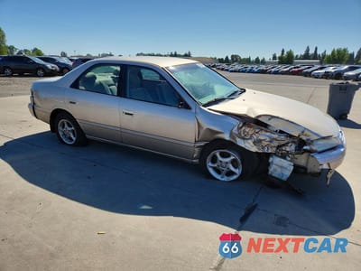 Czwarte zdjęcie samochodu z boku: 1999 TOYOTA CAMRY LE VIN:JT2BG22K3X0360400 - miniatura