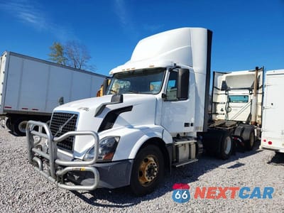 Drugie zdjęcie samochodu z przodu: 2018 VOLVO VNL SEMI TRUCK VIN:4V4N39TG7JN892475 - miniatura