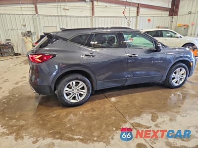 Trzecie zdjęcie samochodu z tyłu: 2022 CHEVROLET BLAZER 2LT VIN:3GNKBHR48NS226706 - miniatura