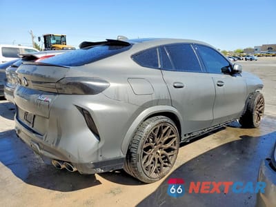 Trzecie zdjęcie samochodu z tyłu: 2022 BMW X6 M VIN:5YMCY0C00N9J89115 - miniatura