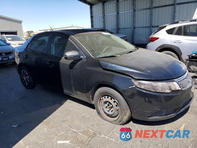 Czwarte zdjęcie samochodu z boku: 2012 KIA FORTE EX VIN:KNAFU4A20C5615884 - miniatura
