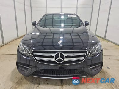 Piąte zdjęcie samochodu w środku: 2017 MERCEDES-BENZ E 300 VIN:WDDZF4JB4HA191396 - miniatura