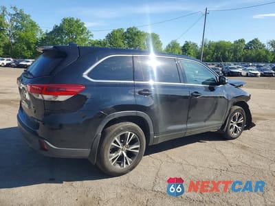 Trzecie zdjęcie samochodu z tyłu: 2017 TOYOTA HIGHLANDER LE PLUS VIN:5TDBZRFH0HS420043 - miniatura