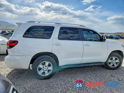Trzecie zdjęcie samochodu z tyłu: 2018 TOYOTA SEQUOIA SR5 VIN:5TDBY5G13JS162135 - miniatura