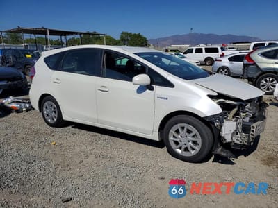 Czwarte zdjęcie samochodu z boku: 2015 TOYOTA PRIUS V TWO VIN:JTDZN3EU4FJ039117 - miniatura