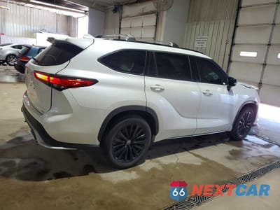 Trzecie zdjęcie samochodu z tyłu: 2023 TOYOTA HIGHLANDER XSE VIN:5TDKDRAH3PS508265 - miniatura