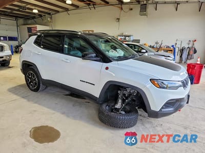 Czwarte zdjęcie samochodu z boku: 2025 JEEP COMPASS TRAILHAWK VIN:3C4NJDDN5ST532835 - miniatura