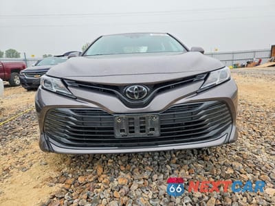 Piąte zdjęcie samochodu w środku: 2020 TOYOTA CAMRY LE VIN:4T1C11AK3LU977142 - miniatura