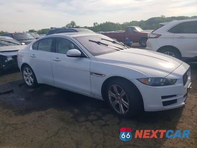 Czwarte zdjęcie samochodu z boku: 2017 JAGUAR XE PRESTIGE VIN:SAJAK4BN9HA971696 - miniatura