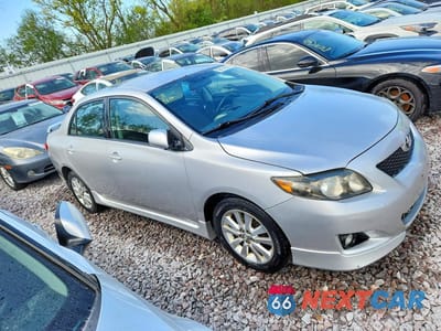 Czwarte zdjęcie samochodu z boku: 2010 TOYOTA COROLLA S VIN:1NXBU4EE5AZ368513 - miniatura