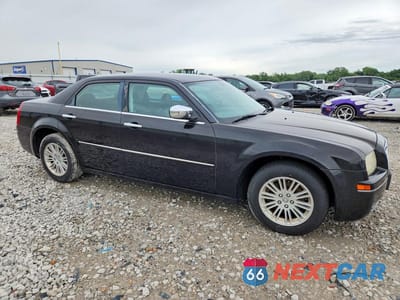 Czwarte zdjęcie samochodu z boku: 2010 CHRYSLER 300 TOURING VIN:2C3CA5CVXAH229916 - miniatura
