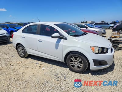 Czwarte zdjęcie samochodu z boku: 2014 CHEVROLET SONIC LT VIN:1G1JC5SH8E4173169 - miniatura