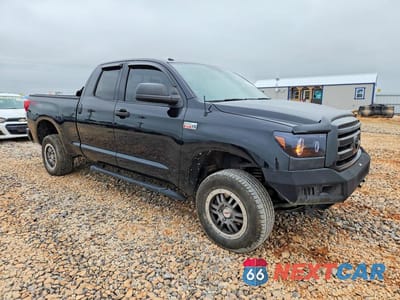Czwarte zdjęcie samochodu z boku: 2013 TOYOTA TUNDRA VIN:5TFUW5F18DX282110 - miniatura