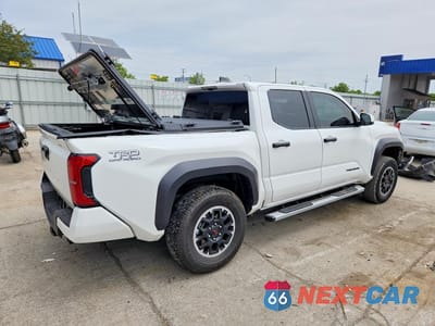 Trzecie zdjęcie samochodu z tyłu: 2025 TOYOTA TACOMA TRD OFF-ROAD VIN:3TMLB5JN3SM107140 - miniatura