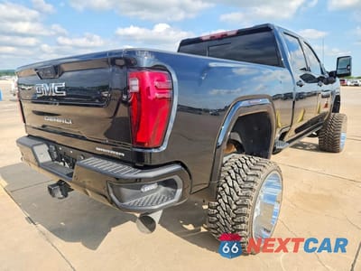 Trzecie zdjęcie samochodu z tyłu: 2024 GMC SIERRA K2500 DENALI ULTIMATE VIN:1GT49XEY0RF145869 - miniatura
