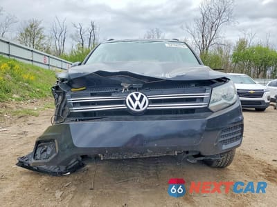 Piąte zdjęcie samochodu w środku: 2017 VOLKSWAGEN TIGUAN S VIN:WVGAV7AX4HK000203 - miniatura