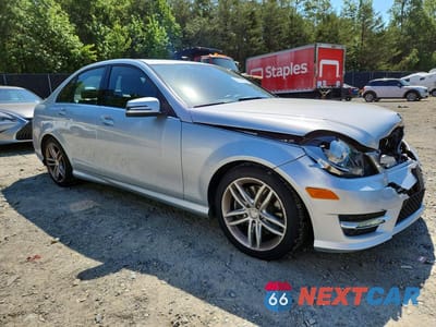 Czwarte zdjęcie samochodu z boku: 2013 MERCEDES-BENZ C 300 4MATIC VIN:WDDGF8AB9DR300882 - miniatura