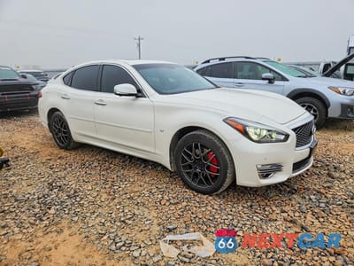 Czwarte zdjęcie samochodu z boku: 2019 INFINITI Q70 3.7 LUXE VIN:JN1BY1AR2KM585554 - miniatura