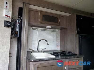 Zdjęcie 6 z 10 samochodu: 2017 WINNEBAGO M-170S CAMPER VIN:54CTW1H29H3032009 - miniatura