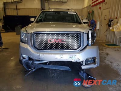 Piąte zdjęcie samochodu w środku: 2017 GMC YUKON DENALI VIN:1GKS2CKJ1HR146168 - miniatura