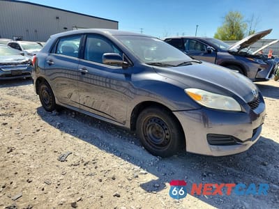 Czwarte zdjęcie samochodu z boku: 2009 TOYOTA MATRIX BASE VIN:2T1KU40E69C152318 - miniatura