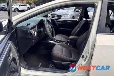 Piąte zdjęcie samochodu w środku: 2018 TOYOTA COROLLA LE VIN:5YFBURHE3JP840007 - miniatura