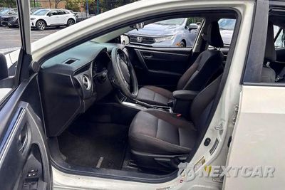 Piąte zdjęcie samochodu w środku: 2018 TOYOTA COROLLA LE VIN:5YFBURHE3JP840007 - miniatura