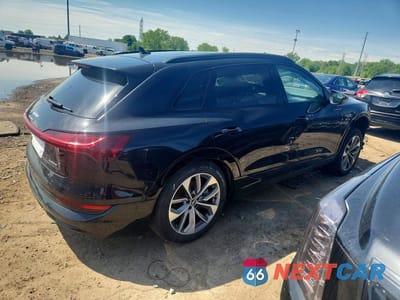 Trzecie zdjęcie samochodu z tyłu: 2021 AUDI E-TRON PREMIUM PLUS VIN:WA1LAAGE1MB020277 - miniatura