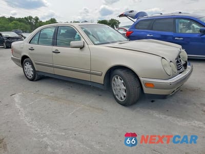 Czwarte zdjęcie samochodu z boku: 1996 MERCEDES-BENZ E 320 VIN:WDBJF55FXTJ014515 - miniatura