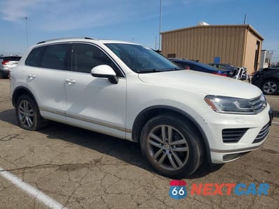 Czwarte zdjęcie samochodu z boku: 2015 VOLKSWAGEN TOUAREG V6 VIN:WVGEF9BP1FD007460 - miniatura